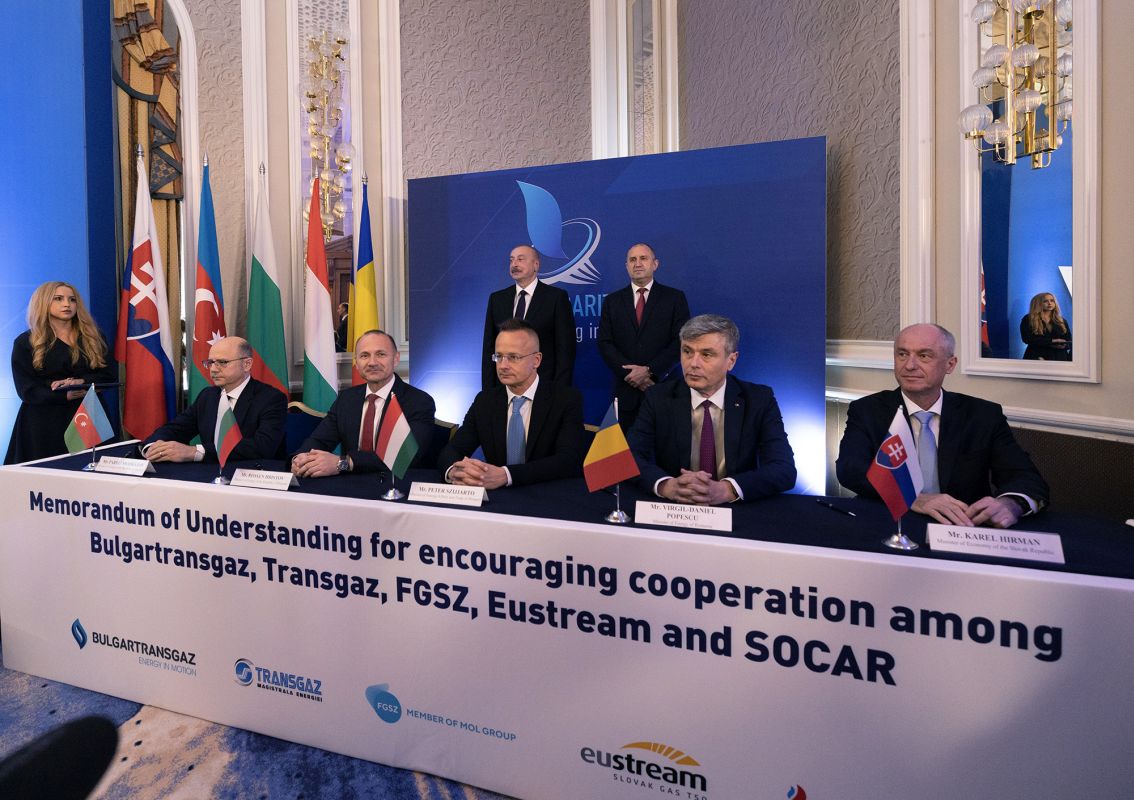 Държавният глава Румен Радев азерският президент Илхам Алиев и още петима министри дадоха