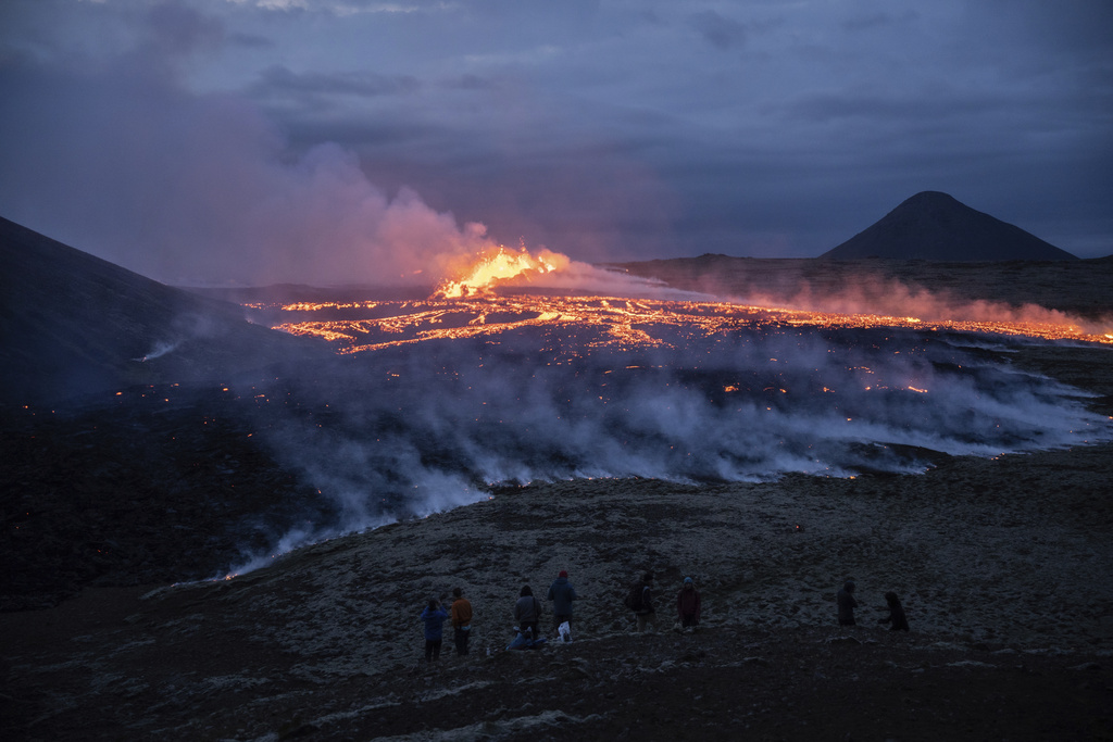 Вулканът в югозападната част на Исландия изригва за трети ден