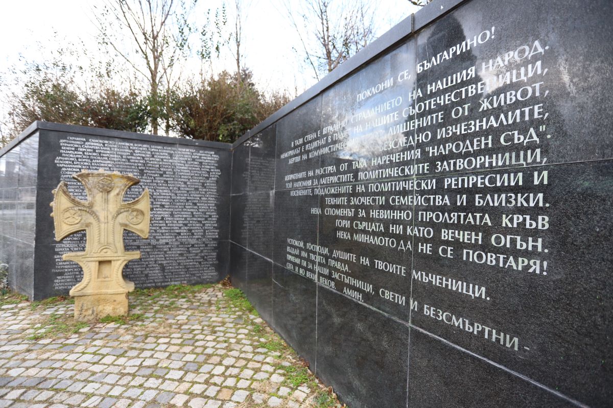 Почитаме паметта на жертвите от тоталитарните режими на 20-ти век. У нас