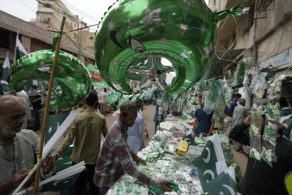 Жителите на Пакистан се подготвят за честването на националния праник на страната  Деня на независимостта Те окрасяват домовете и