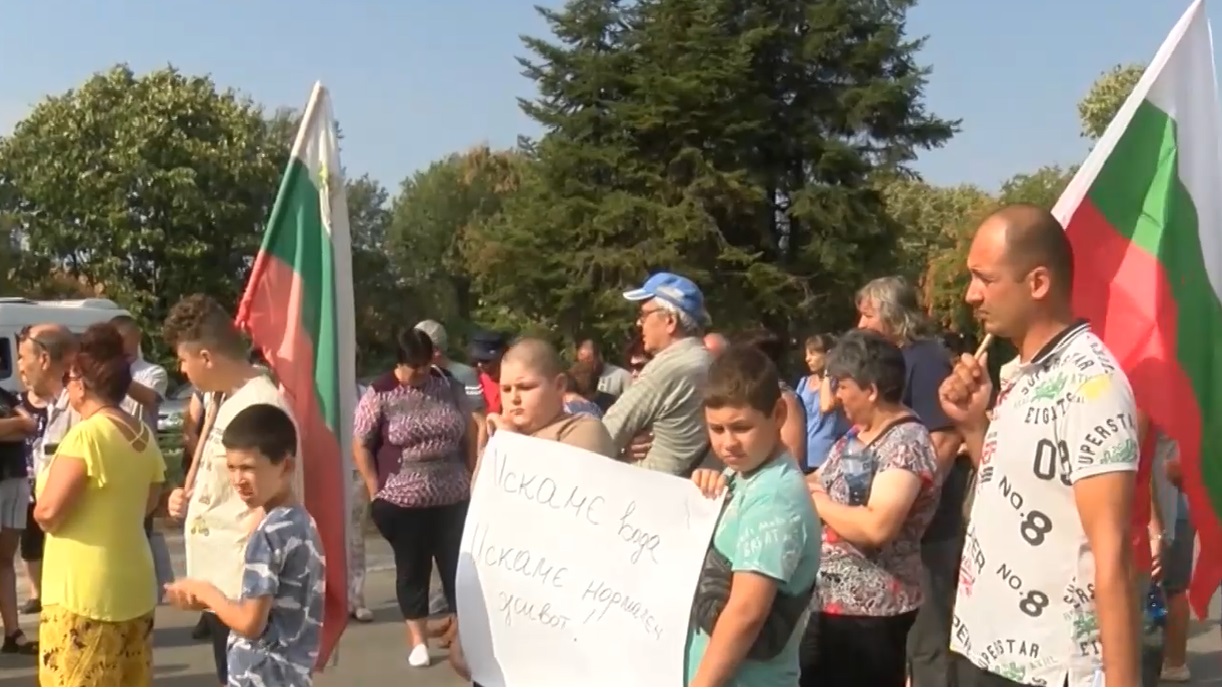 На протест заради безводието излязоха жители на свищовски села За девети път протестиращите затвориха пътя Плевен Русе