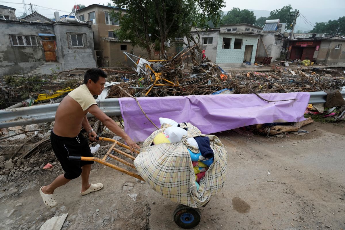 След най-обилните дъждове от най-малко 140 години в Китай, местните