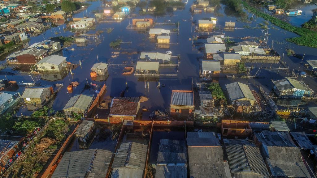 Най малко 22 са жертвите след бурята и последвалите наводнения