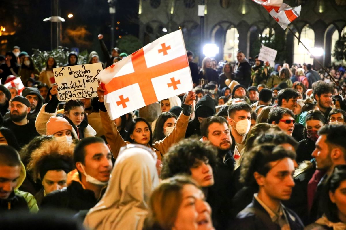 Грузински граждани се събраха пред президентския дворец за да отпразнуват