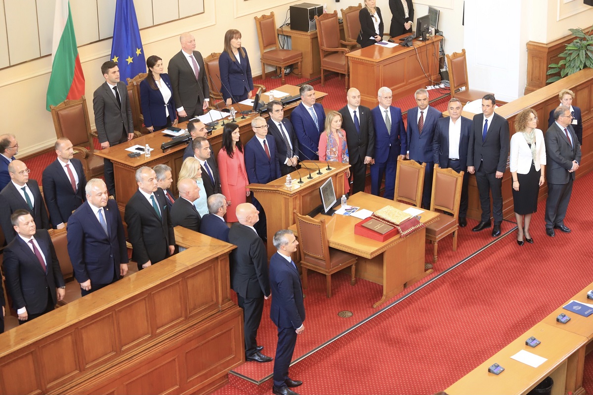 В последния пленарен ден от седмицата депутатите ще гласуват няколко законопроекта на