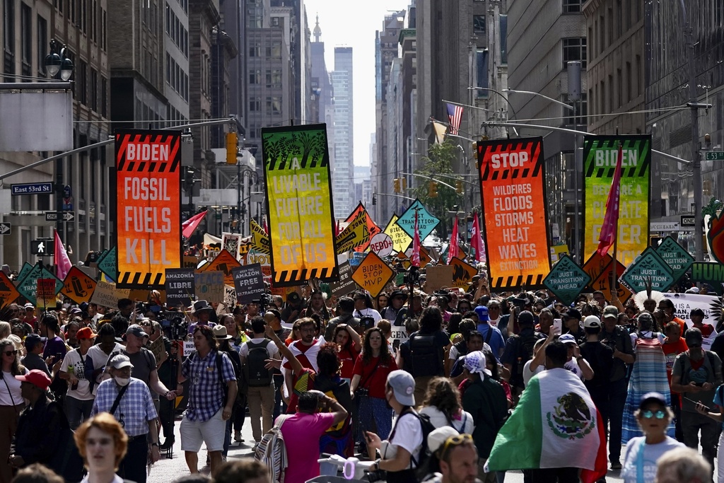 Десетки хиляди демонстранти излязоха по улиците в центъра на Манхатън