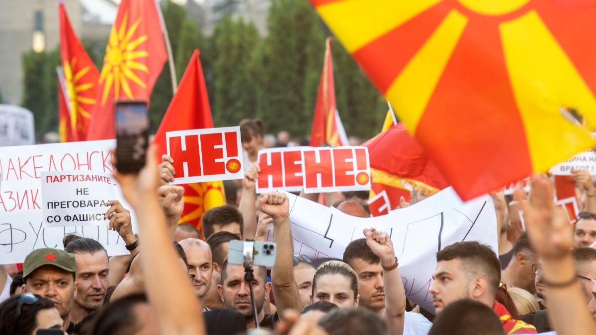 Разширяващ се разлом в нагласите на албанци и македонци спрямо