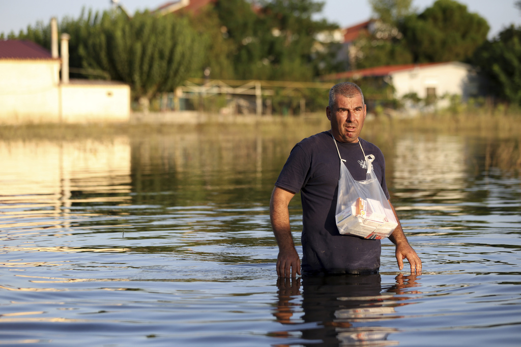 Расте броят на жертвите на наводненията в Гърция. До най-висока достигна степента