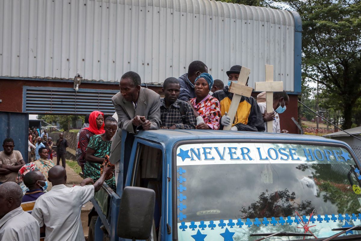 Жителите на угандийския град Мпондве все още не могат да