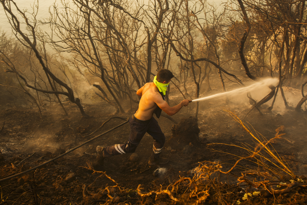 Голям горски пожар бушува в северозападната турска провинция Чанаккале която