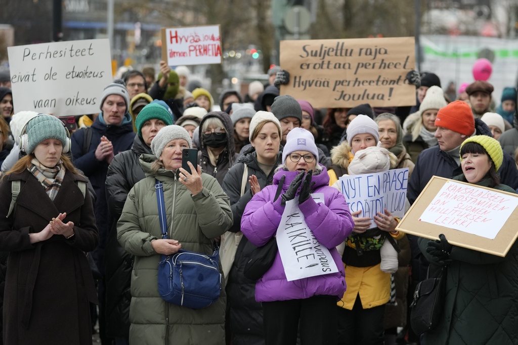 Няколкостотин руснаци се събраха пред финландския парламент в Хелзинки за