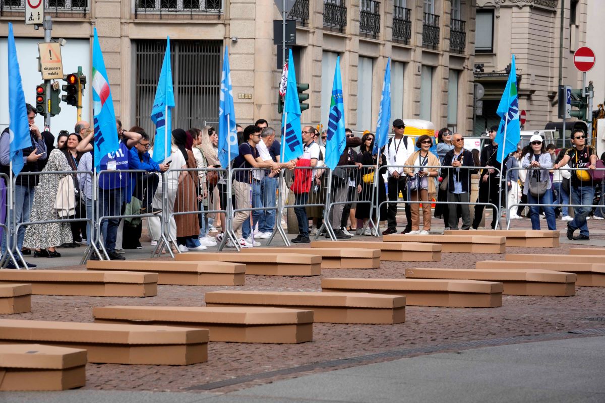 Протестиращи в Милано поставиха 172 ковчега, направени от картон, на