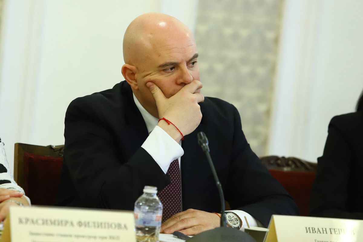 Главният прокурор Иван Гешев поиска да бъде изслушан на закрито