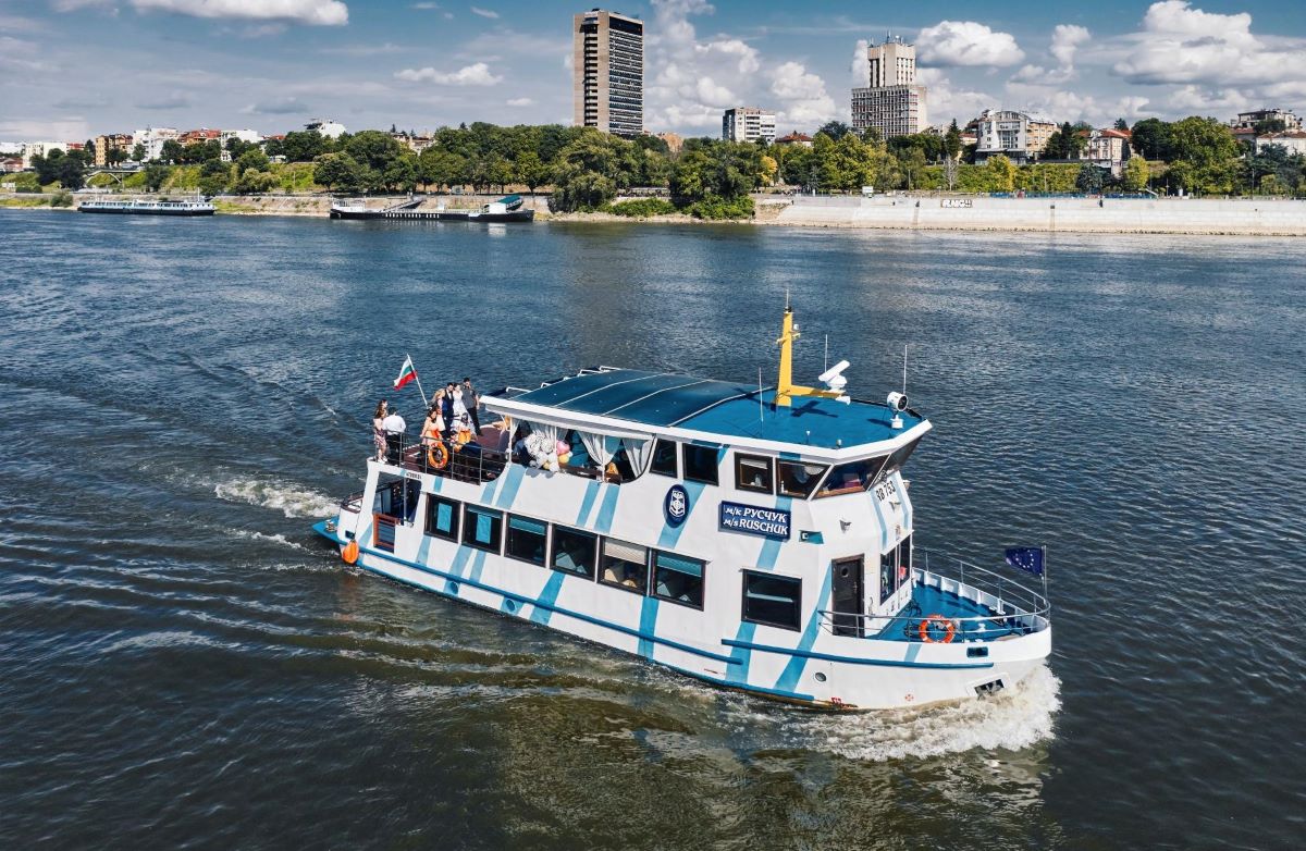Активисти на грийнпийс анализираха замърсяването на водата на река Дунав в средата на октомври. Отчетени