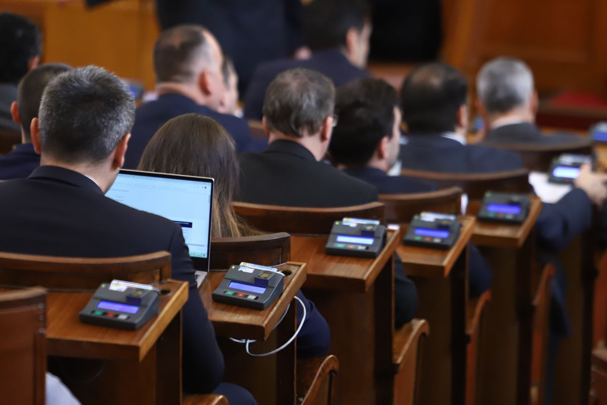 На извънредно заседание Народното събрание гласува три законопроекта на първо