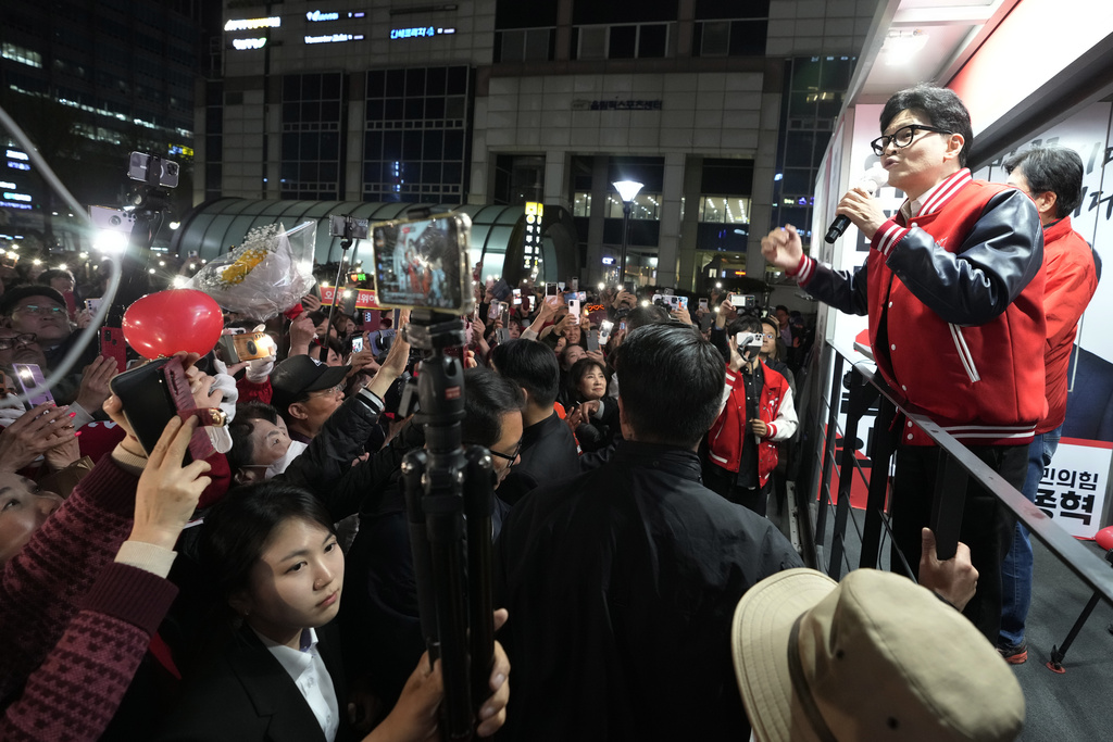 Докато южнокорейците се подготвят да гласуват за нов парламент, лидерите