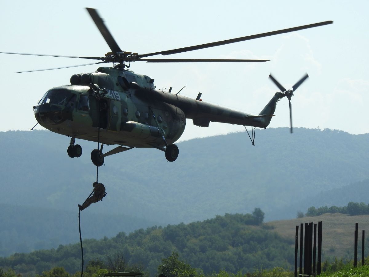 Вертолети и самолети от състава на военновъздушните и военноморските сили