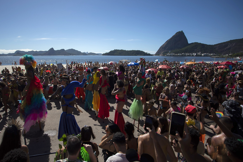 Празнуващи хора изпълниха улиците в Рио де Жанейро, присъединявайки се