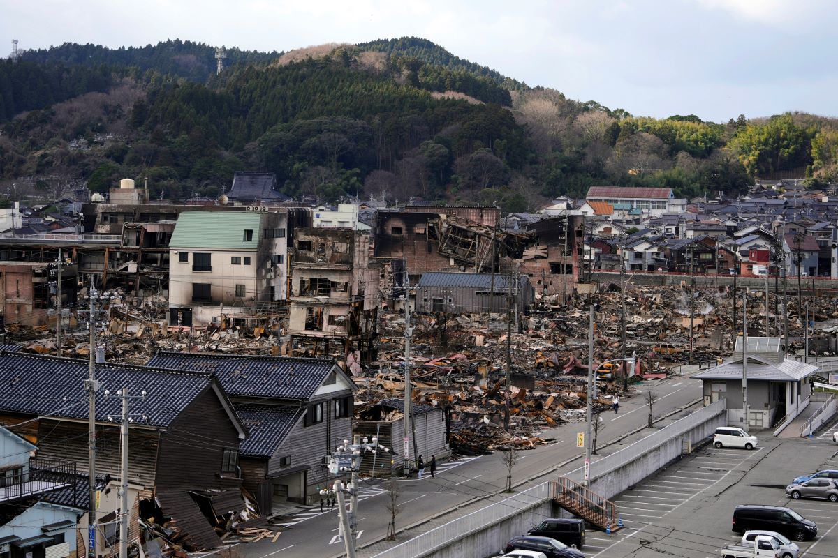 Седмица след мощното земетресение в Западна Япония при което загинаха най малко