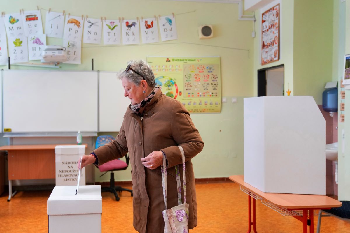Гражданите на Словакия гласуват на първият тур на президентските избори Те са смятани