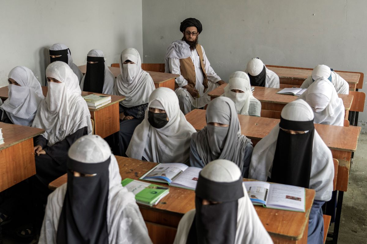 Талибаните в Афганистан забраняват висшето образование на жените в страната