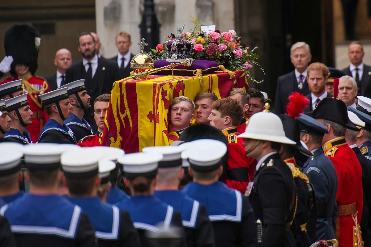 Започна церемонията по държавното погребение на кралица Елизабет II на
