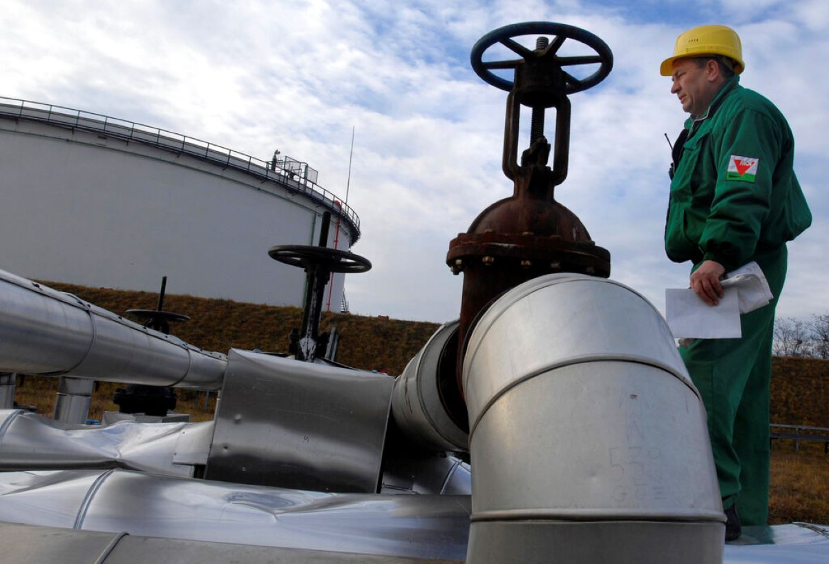 Американските петролни и газови кладенци тръбопроводи и компресори изхвърлят три