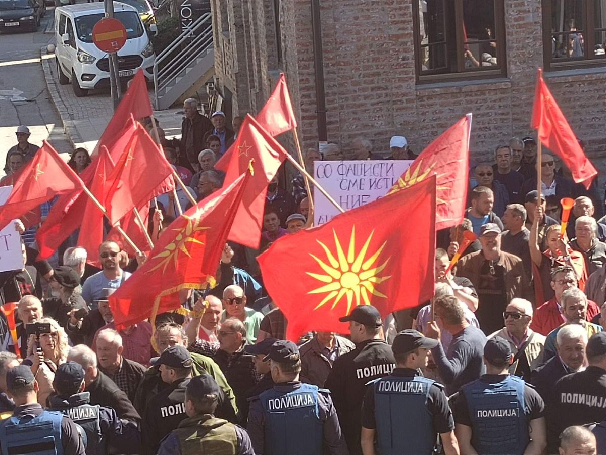 Няколкостотин души са се събрали пред сградата в Охрид където