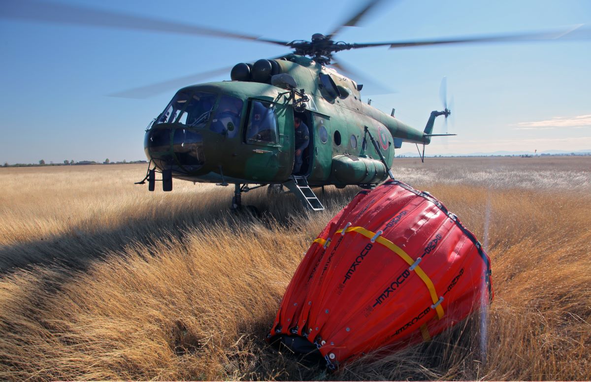 Два вертолета от авиобаза Крумово помагат за гасенето на пожари