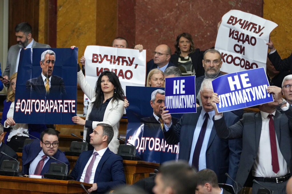 Заседанието на сръбския парламент прерасна в скандал между управляващата коалиция
