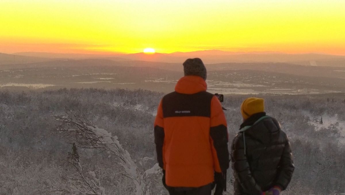Жителите на северозападния руски град Мурманск посрещнаха първия изгрев на