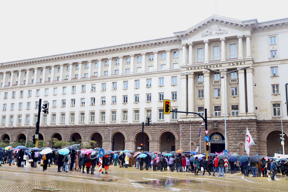 Пред Министерския съвет продължава протестът на хората на изкуството Стигна