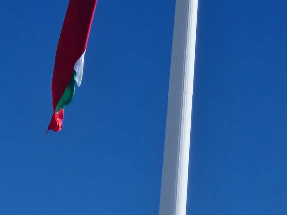 Знамето на 111 метровия пилон в Рожен е започнало да се