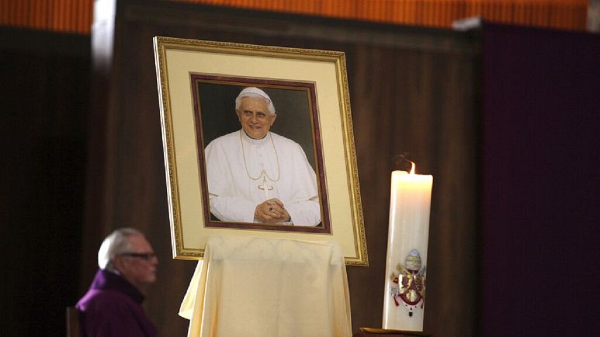 Католическият свят се прощава с папа Бенедикт XVI. Поклонението ще продължи в три дни,