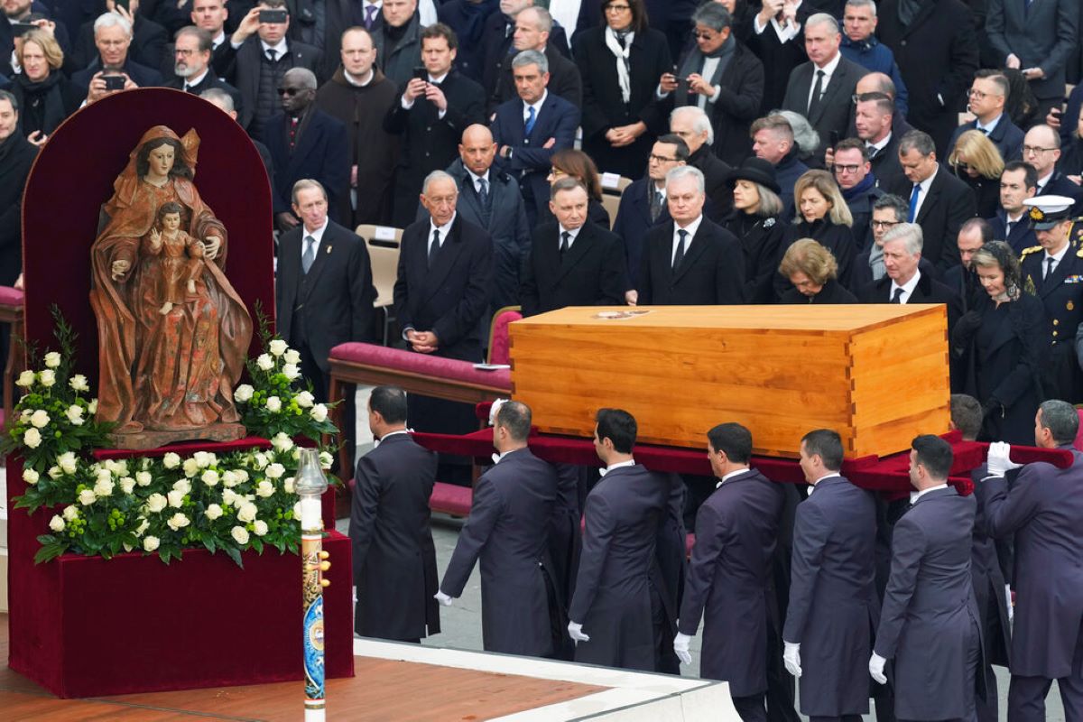 Светът се прости с почетния папа Бенедикт XVI Площад Свети