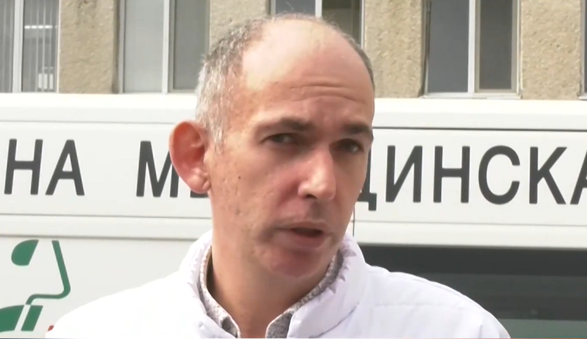 Управителят на болницата в Карлово се качи да шофира линейка на Спешна