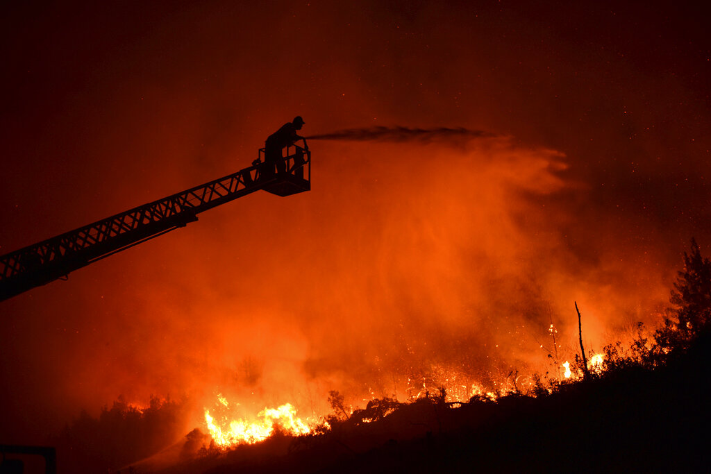 Продължава борбата с горските пожари на Тенерифе - до момента
