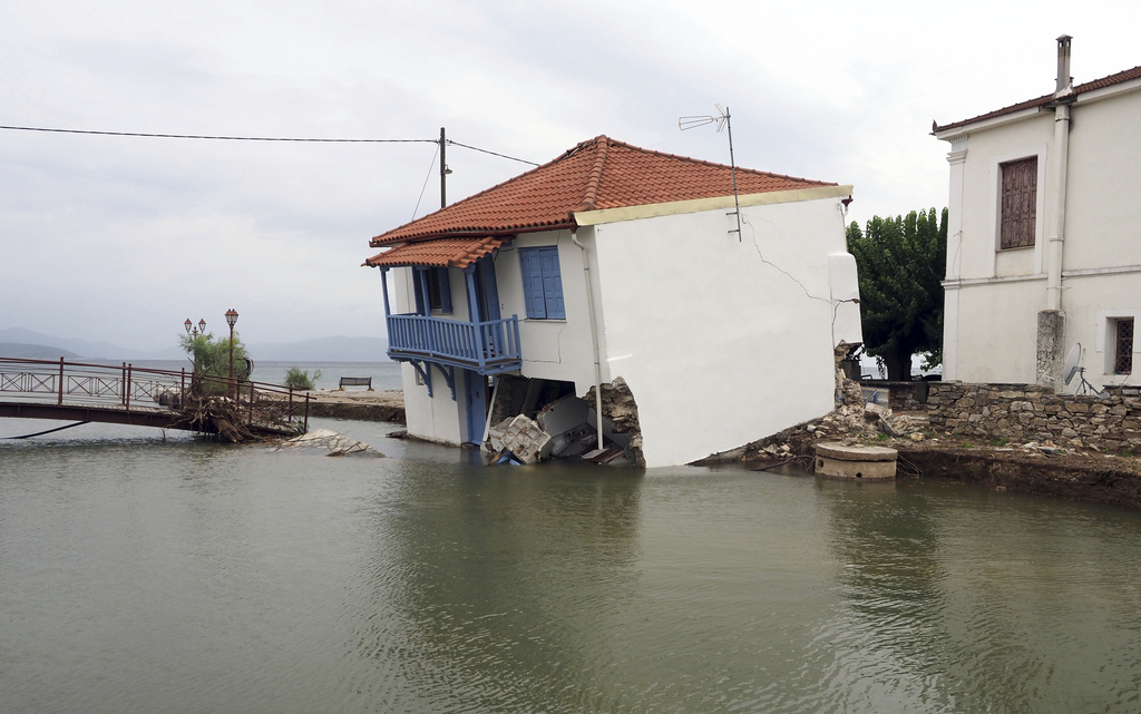 Тежка е ситуацията след внезапните наводнения в Гърция и Турция.