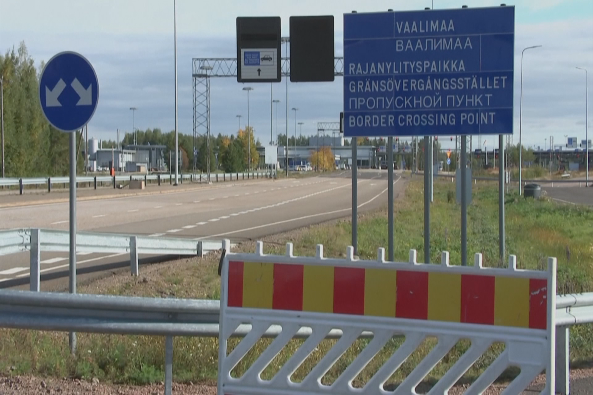 Самотен граничар който обикаля по границата на Финландия  на около