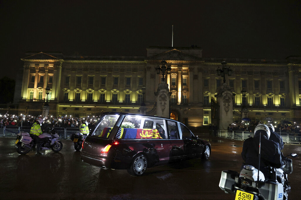 Ковчегът на кралицата пристигна в Лондон Късно снощи тленните останки