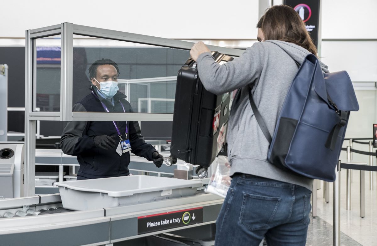 На лондонското летище Хийтроу откриха уран Мъж на около 60