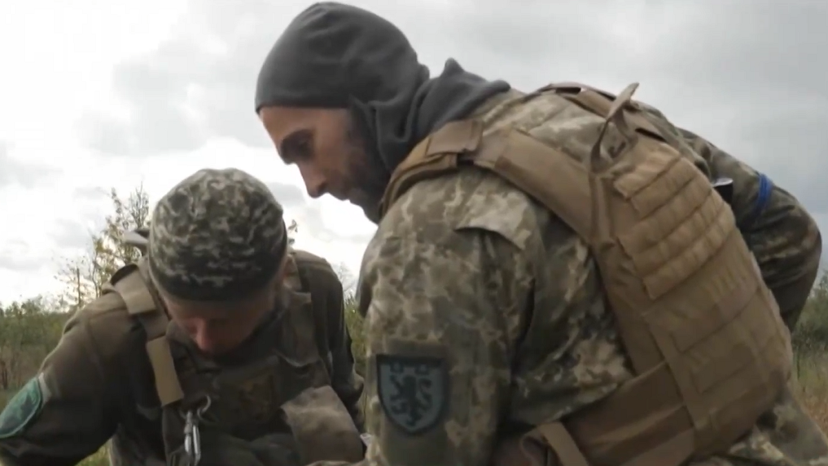 Украинските войници, изправени пред трудната задача да претърсват изоставени къщи