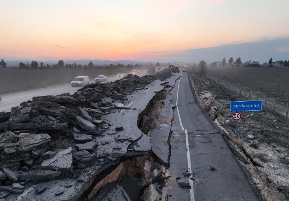 Апокалиптични кадри на двата труса показа турската телевизия Двете мощни земетресения
