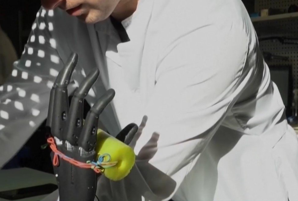Изследователи от Масачузетския технологичен институт са разработили протеза за крайник която се задвижва
