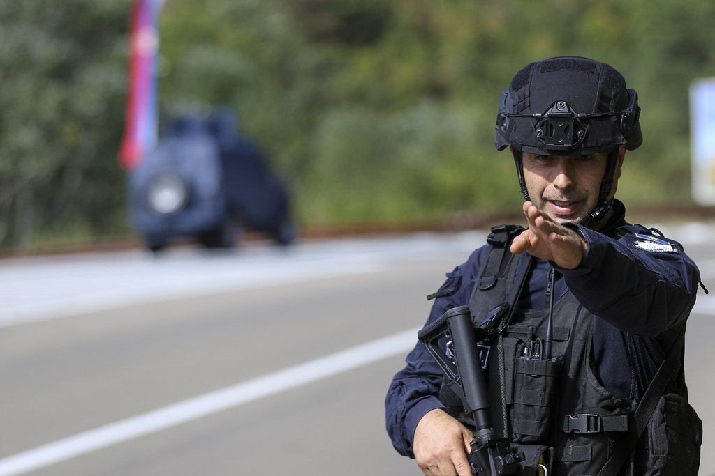 Косовски полицай загина при престрелка между служителите на реда и