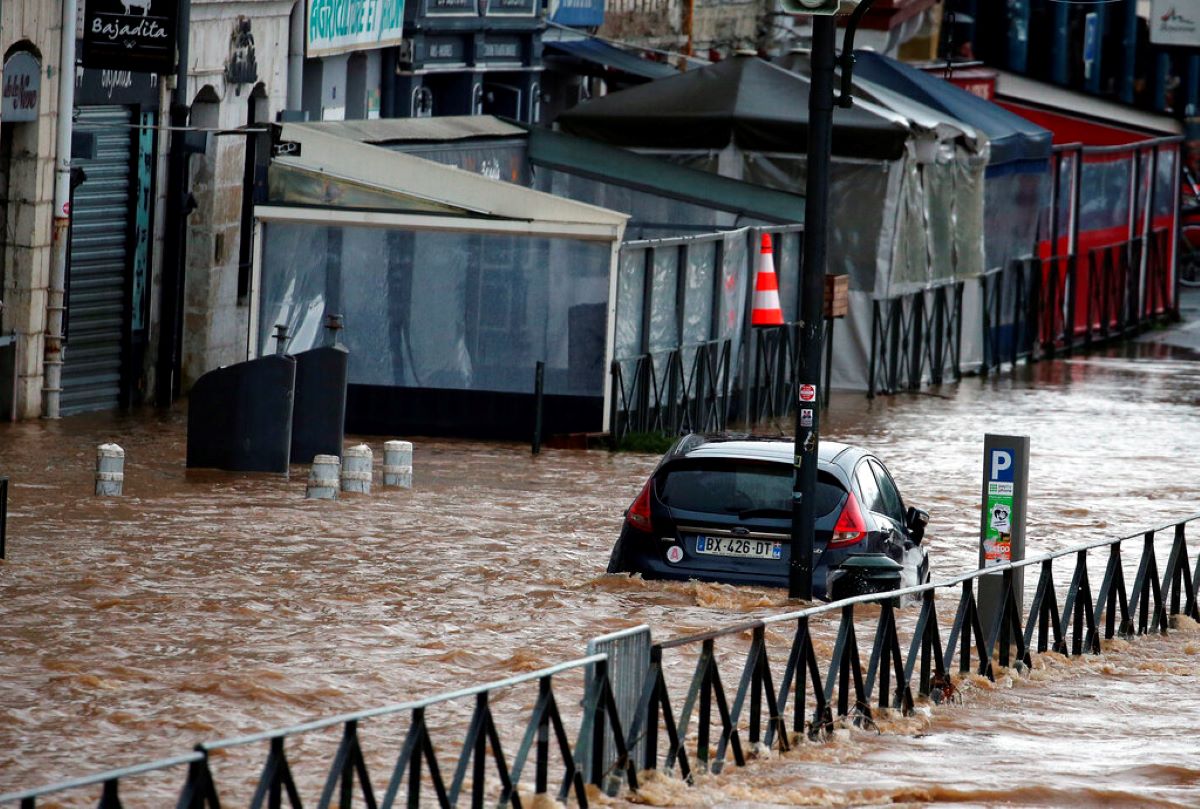 Обилни валежи причиниха наводнения в много европейския държави. Придошлите води