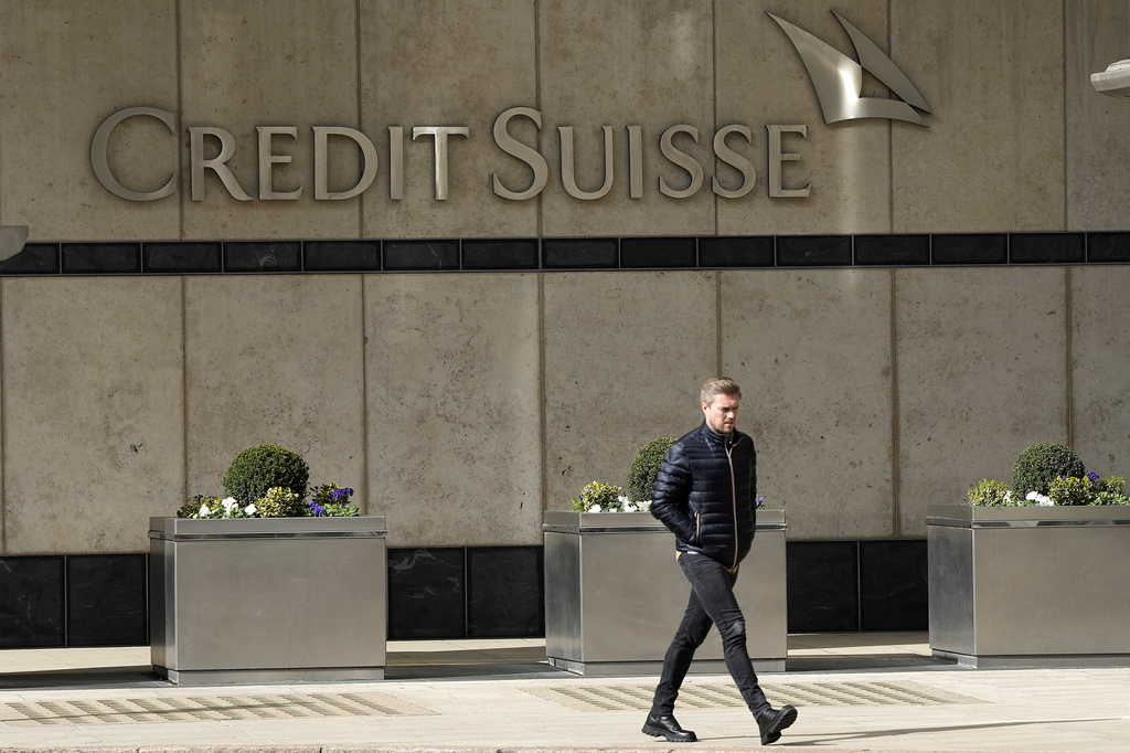Банковият гигант UBS придобива конкурента си Credit Suisse за 3