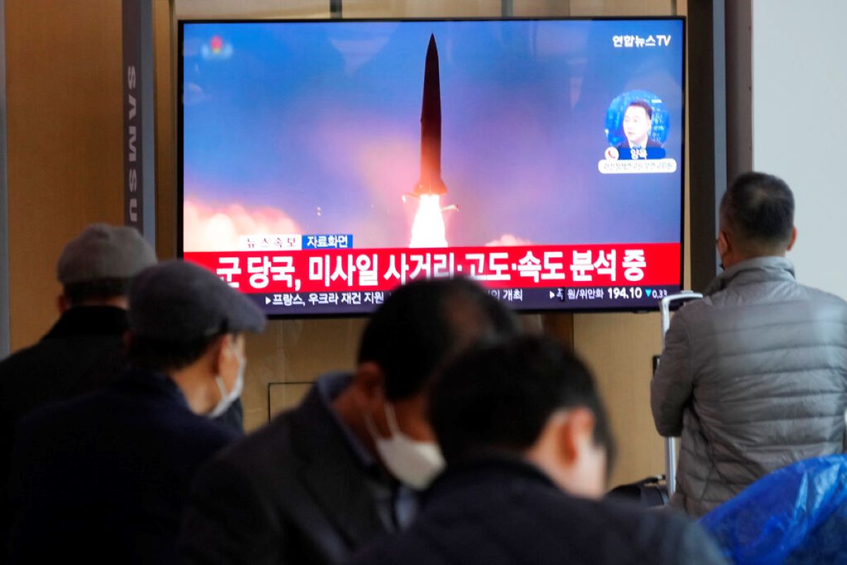 От Пхенян изстреляха ракета по посока на Южна Корея която