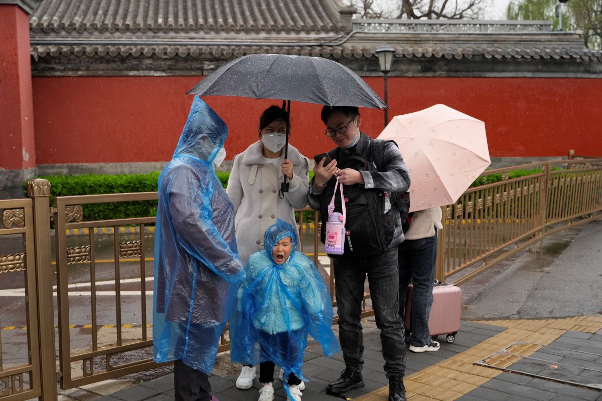 Проливните дъждове предизвикаха наводнения и свлачища в Южен Китай изолирайки хора