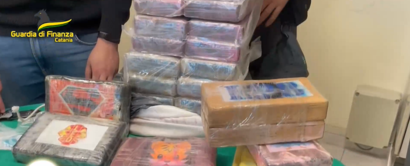 Властите в Италия откриха близо два тона кокаин плаващ в